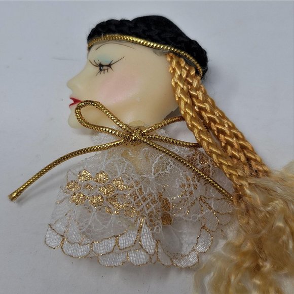 Lady Face Pin Brooch Blond Hair Black Hat - Picture 1 of 5